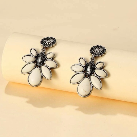 NWT Stone Flower Drop Earrings - Picture 2 of 3